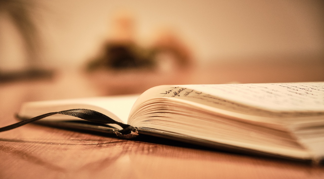 Journaling, Scoperta di sé, Crescita personale, Consapevolezza di sé, Emozioni, Chiarezza mentale, Scrittura quotidiana, Pratica terapeutica, Benessere psicologico, Auto-riflessione, Autoconsapevolezza, Libri sul journaling, Scrivere per la crescita, Riflessioni personali, Scrittura creativa